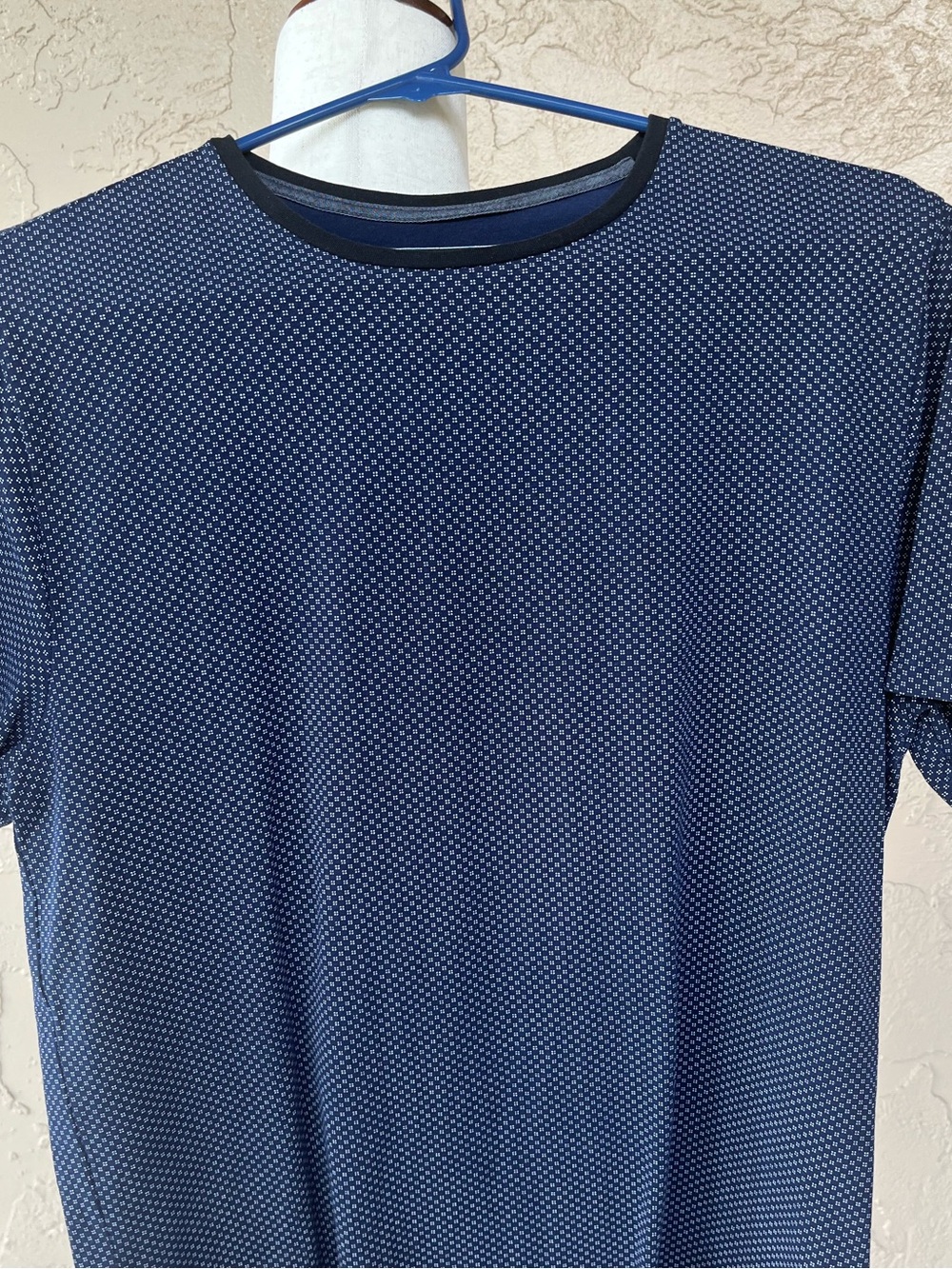 Express Men's Blue Short-Sleeve Micro-Pattern Crew Neck Shirt with Black Trim